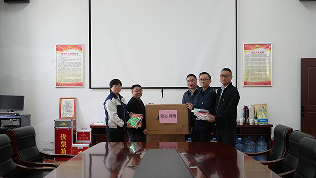 环球UG科技党支部及其他党员们为福利院儿童进行爱心捐赠